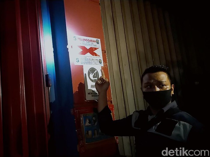 Petugas gabungan menggelar razia tempat hiburan malam di Surabaya. Razia tersebut untuk menegakkan Perwali No 33 Tahun 2020 yang mengatur pembatasan jam malam.