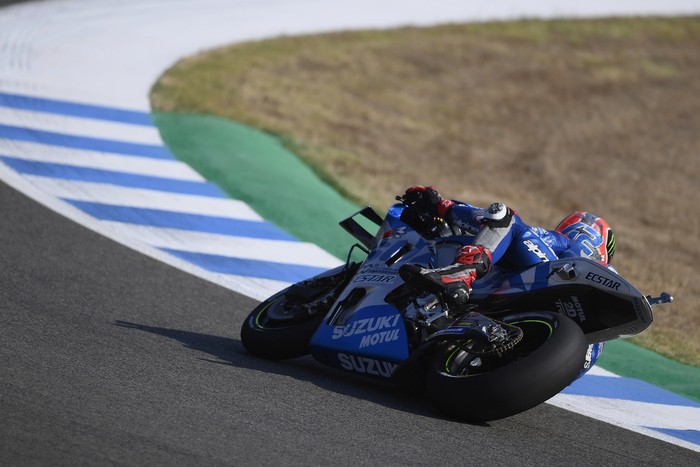 JEREZ DE LA FRONTERA, SPAIN - JULY 18: Alex Rins of Spain and Team Suzuki ECSTAR  rounds the bend during the MotoGP of Spain - Qualifying at Circuito de Jerez on July 18, 2020 in Jerez de la Frontera, Spain. (Photo by Mirco Lazzari gp/Getty Images)