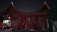 Sirkus drive-in tersebut memungkinkan warga untuk dapat menyaksikan beragam atraksi yang ditampilkan oleh para performer dari balik kemudi sebagai upaya untuk mencegah penyebaran virus Corona.  