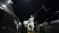 Digelar di Sabtu malam, sirkus drive-in ini menjadi salah satu pilihan masyarakat di kawasan tersebut untuk mengisi waktu di akhir pekan bersama keluarga maupun kerabat.