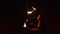 Seorang performer unjuk kebolehan saat beraksi di Estoril Circus, sirkus drive-in yang digelar di kawasan Rio de Janeiro, Brasil, pada Sabtu (18/7) malam waktu setempat.