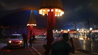 Tak hanya dapat menyaksikan beragam atraksi menarik dari para performer, pengunjung dapat membeli beragam makanan dan minuman ringan di kios-kios yang tersedia. Tak perlu turun dari mobil, sejumlah petugas pun telah bersiaga di jalur mobil untuk membantu pengunjung memesan makanan tersebut.