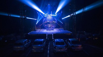 Sensasi Menonton Sirkus dari Dalam Mobil