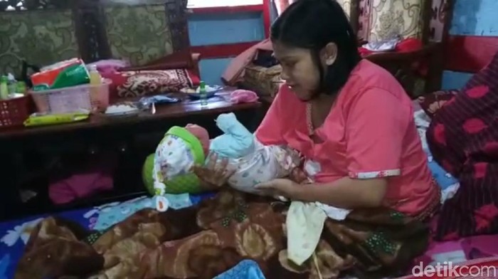 Seorang ibu di Tasikmalaya melahirkan anak setelah hamil satu jam Seorang ibu di Tasikmalaya melahirkan anak setelah hamil satu jam