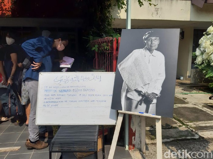Suasana rumah duka Sapardi Djoko Damono Suasana rumah duka Sapardi Djoko Damono