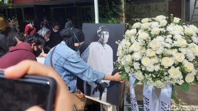 Foto Hitam-Putih Sapardi Djoko Damono di Rumah Duka