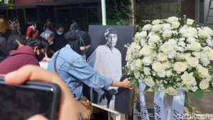 Foto Hitam-Putih Sapardi Djoko Damono di Rumah Duka