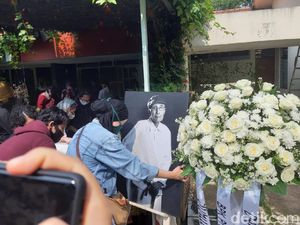 Sapardi Djoko Damono Tepati Janji Jadi Sahabat Pelukis Jeihan sampai Ajal