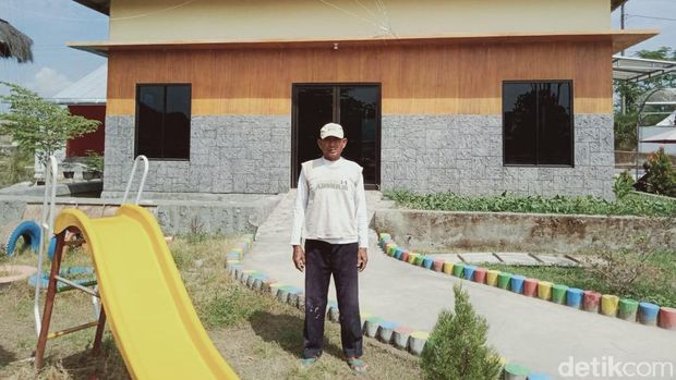 Sudadi, salah seorang penemu harta karun di depan Rumah Situs Wonoboyo, Klaten, Minggu (19/7/2020).