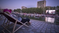 Tak hanya menyediakan kapal elektrik, bioskop unik tersebut juga menyediakan 150 kursi santai di tepi kanal bagi warga yang hendak menonton film di Le Cinema Sur LEau.