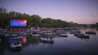 Sejumlah kapal elektrik tampak diisi oleh warga yang tengah menyaksikan film di Le Cinema Sur LEau, sebuah bioskop terapung yang berada di kawasan La Villette, Paris, Prancis, Sabtu (18/7/2020) waktu setempat.