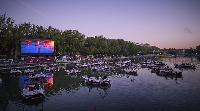 Unik! Di Prancis Ada Bioskop Terapung Lho Deretan kapal elektrik tersedia bagi warga yang hendak menyaksikan film di bioskop terapung, Paris. Tak hanya unik, bioskop itu juga gratis. Penasaran?