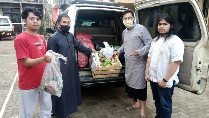 Warga siapkan makanan untuk monyet ekor panjang yang kelaparan