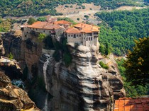 Menakjubkan! 24 Biara Ini Berdiri di Atas Tebing 400 Meter