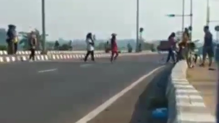 7 Emak-emak viral sebrang jalan Exit Tol Setono, Pekalongan, Senin (20/7/2020).  (Tangkapan layar medsos)