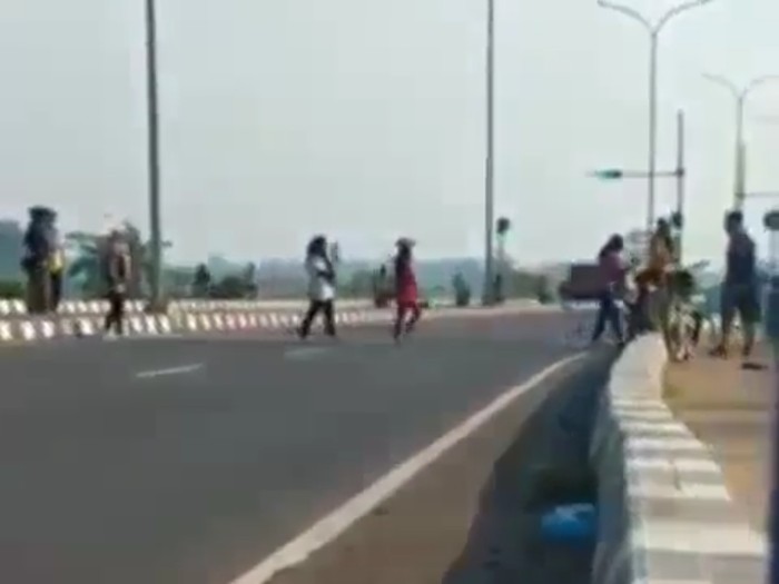 7 Emak-emak viral sebrang jalan Exit Tol Setono, Pekalongan, Senin (20/7/2020).  (Tangkapan layar medsos)