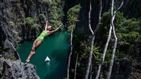 Tebing-tebing tinggi menghiasi sekeliling pulau menambah keindahan pulau Palawan.  