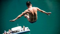 Bagi yang tidak bisa melompat juga bisa menonton dari kapal-kapal yang mengangkut turis.  