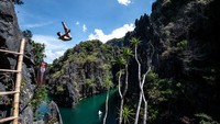 Para atlet banyak yang mencoba lompat dari tebing yang tinggi dengan gaya-gaya yang menarik.  