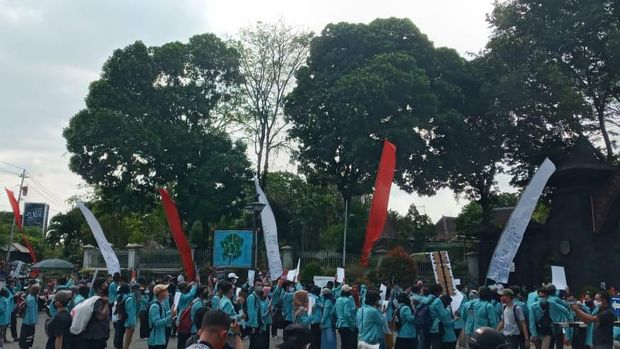 Aksi #UniversitasNggaweSusah di UNS Solo, Senin (20/7/2020)