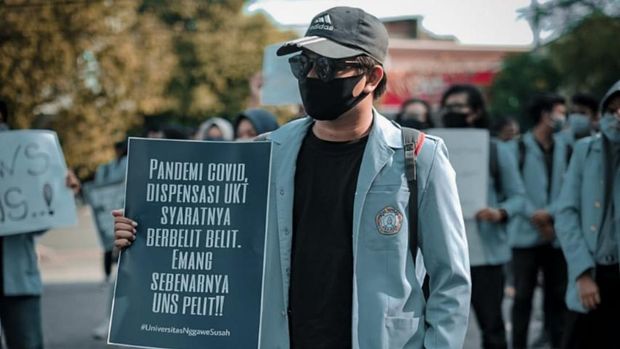 Aksi #UniversitasNggaweSusah di UNS Solo, Senin (20/7/2020)