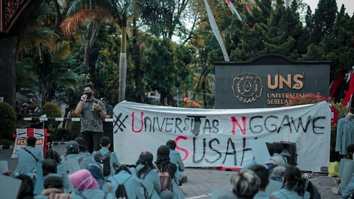 Aksi #UniversitasNggaweSusah di UNS Solo, Senin (20/7/2020)