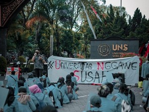 Demo #UniversitasNggaweSusah di UNS Terapkan Physical Distancing