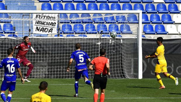 Barcelona's Luis Suarez,right, scores against Alaves during the Spanish La Liga soccer match between Alaves and FC Barcelona, at Mendizorroza stadium, in Vitoria, northern Spain, Sunday, July 19, 2020. (AP Photo/Alvaro Barrientos)