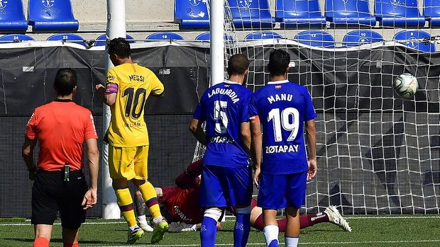 Alaves Vs Barcelona Barcelona's Luis Suarez,right, scores against Alaves during the Spanish La Liga soccer match between Alaves and FC Barcelona, at Mendizorroza stadium, in Vitoria, northern Spain, Sunday, July 19, 2020. (AP Photo/Alvaro Barrientos)