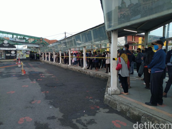 Antrean calon penumpang KRL di Stasiun Bogor, 20 Juli 2020. (Sachril AB/detikcom)