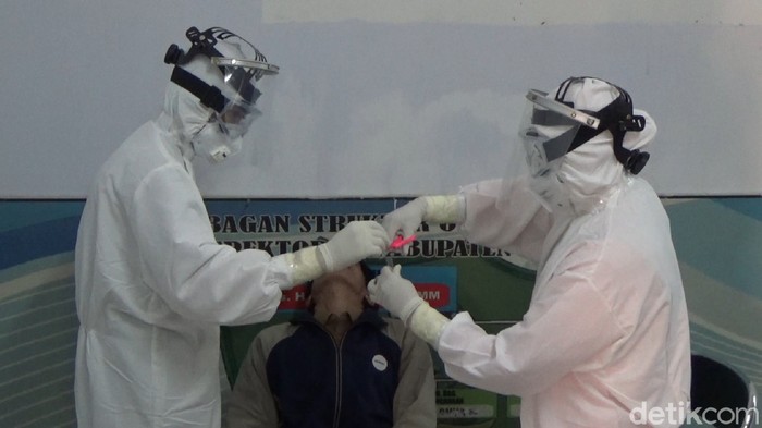 ASN Inspektorat Pemkab Maros, Sulsel jalani tes swab (Bakri-detikcom).