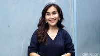 Kali ini Ayu tampil bersama Keanu dalam tayangan video channel YouTubenya. Pool/Palevi S/detikFoto.