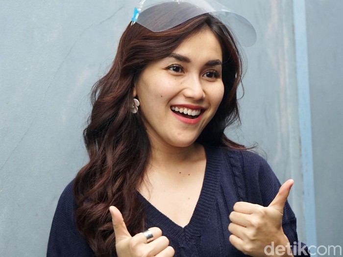 Ayu Ting Ting saat ditemui di kawasan Trans TV.