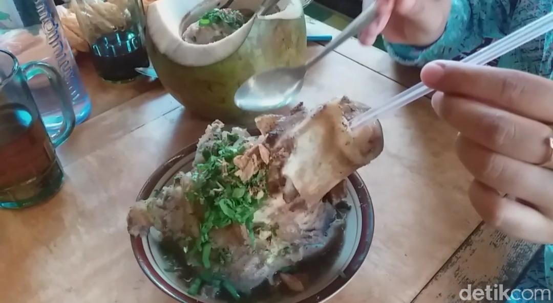 bakso tulang sumsum kelapa muda