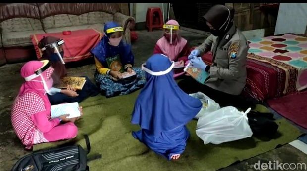 Belajar Daring Jadi Masalah, Polwan Blitar Ajari Siswa Kurang Mampu Dari Rumah ke Rumah
