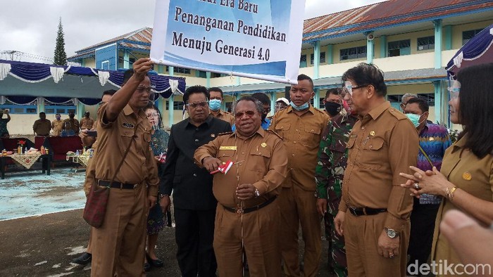 Bupati Mimika Eltinus Omaleng me-launching tahun ajaran baru 2020/2021 dimulai hari ini.