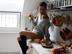 Foto: Model Playboy yang Beralih Jadi Chef, Bagikan Resep Penambah Gairah