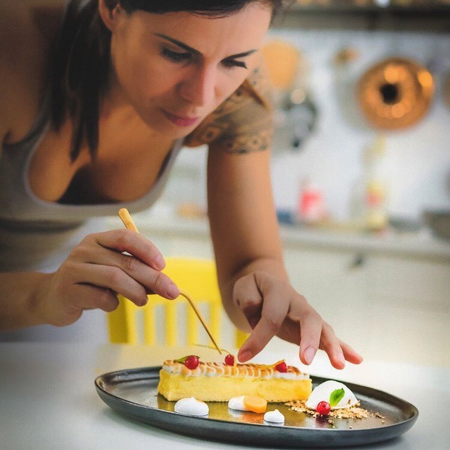 Dalam Instagramnya, Candida kerap membagikan resep masakan yang membantu untuk gairah seks. Tak jarang pula ia berpose nakal saat tengah berada di dapur.  Foto: Instagram hi_candida/Daily Mail