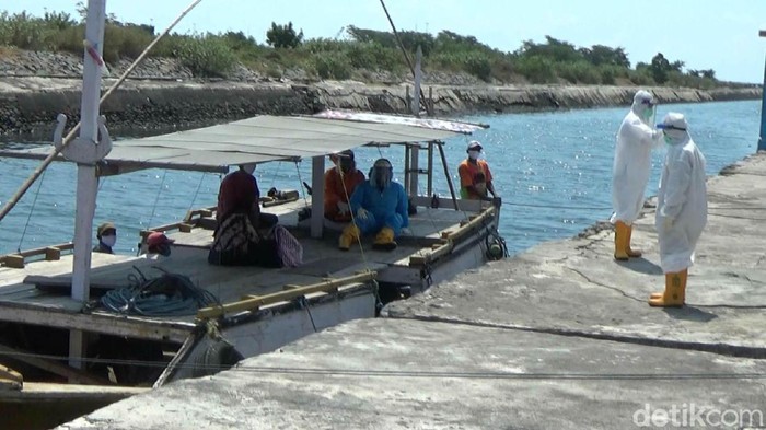 Seorang perempuan di Gili Ketapang positif COVID-19. Ia tertular suaminya yang merupakan sopir anggota DPRD Kota Probolinggo.