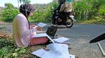 Susah Sinyal, Mahasiswa di Magelang Belajar di Pinggir Jalan