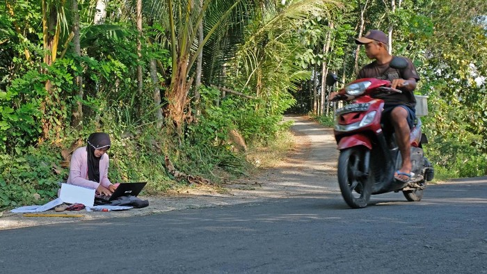 Demi Garap Tugas, Mahasiswa Ini Belajar di Pinggir Jalan Jaringan internet yang stabil jadi hal penting bagi pelajar atau mahasiswa saat belajar online. Mahasiswa di Magelang bahkan sampai belajar di pinggir jalan.