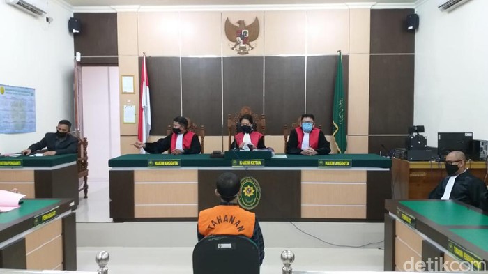 Diananta Putra Sumedi (Nanta) dituntut enam bulan penjara terkait berita yang ditulisnya saat masih menjadi pemimpin redaksi Banjarhits (M Risanta/detikcom)