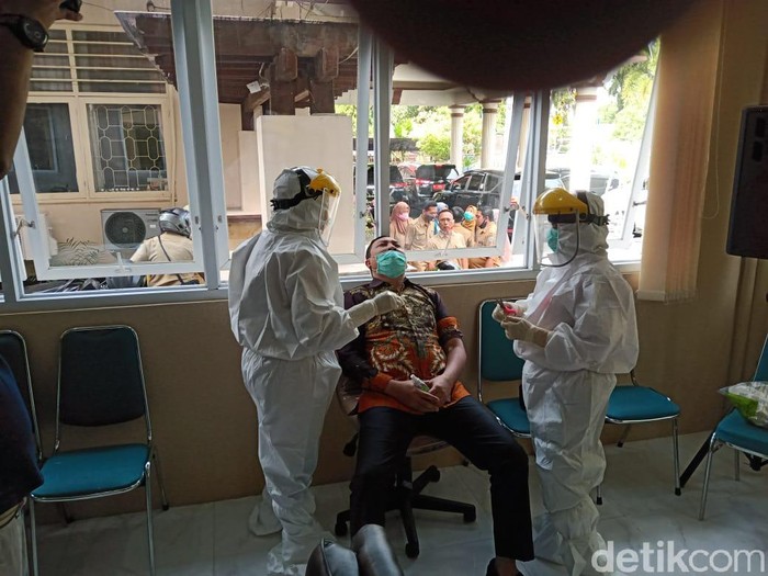 Ada anggota DPRD Kota Probolinggo positif COVID-19. Akhirnya, semua anggota dewan mengikuti tes swab massal.