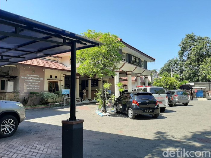 Ada anggota DPRD Kota Probolinggo positif COVID-19. Akhirnya, semua anggota dewan mengikuti tes swab massal.