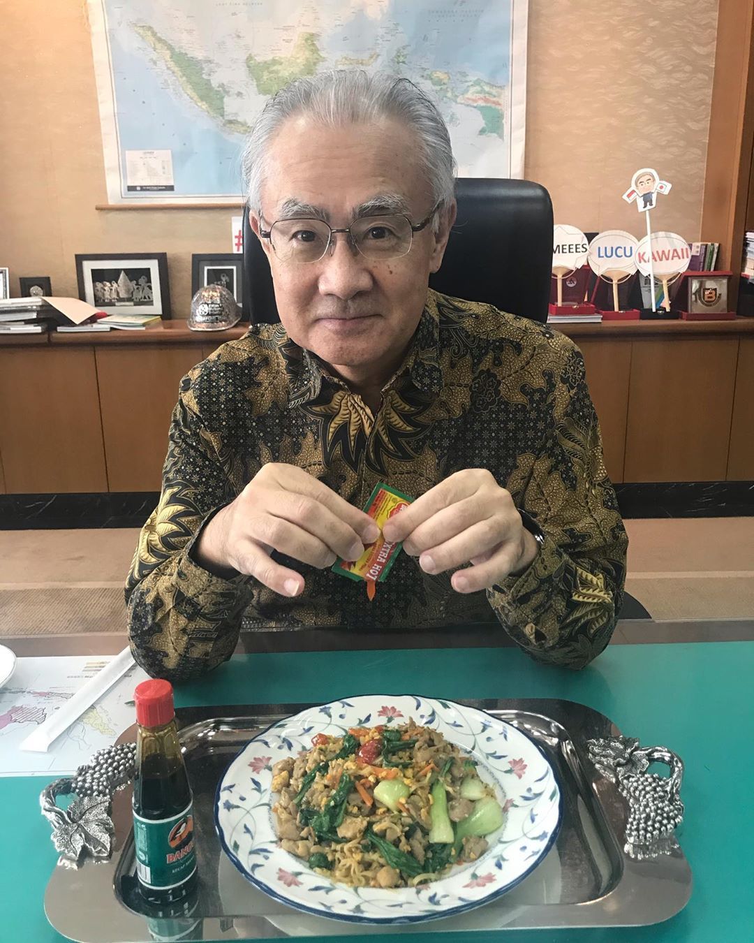 Dubes Jepang Masafumi Ishii Cicipi Mie Instan Indonesia