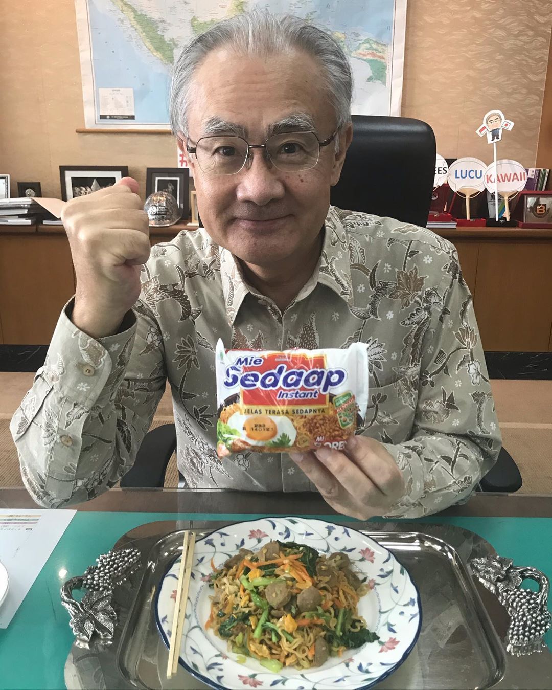 Dubes Jepang Masafumi Ishii Cicipi Mie Instan Indonesia