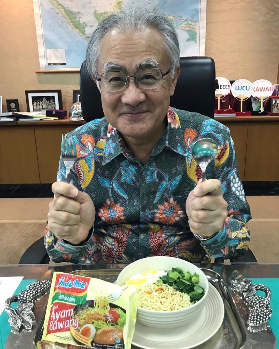 Dubes Jepang Masafumi Ishii Cicipi Mie Instan Indonesia