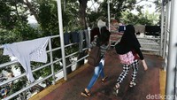 Beberapa warga tampak menjemur pakaian di JPO ini, Senin (20/7).