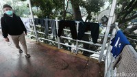 Hal ini merusak pemandangan dan membuat JPO terlihat kumuh.
