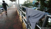 Lokasi JPO yang berdekatan dengan pemukiman warga justru dimanfaatkan oleh warga untuk menjemur pakaian.